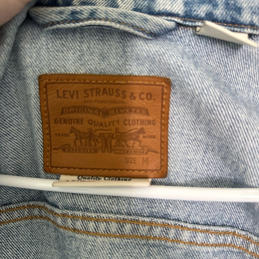 Levi's Classic Light Blue Denim Jacket - Picture 5 of 5